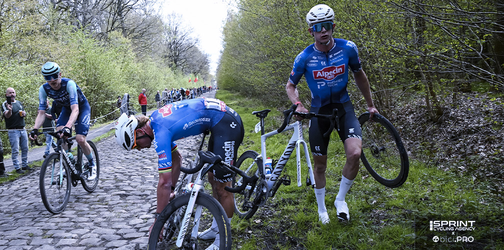 Il primo inconveniente tecnico di Van Aert ad Arenberg. Momento che inciso sull'economia della corsa