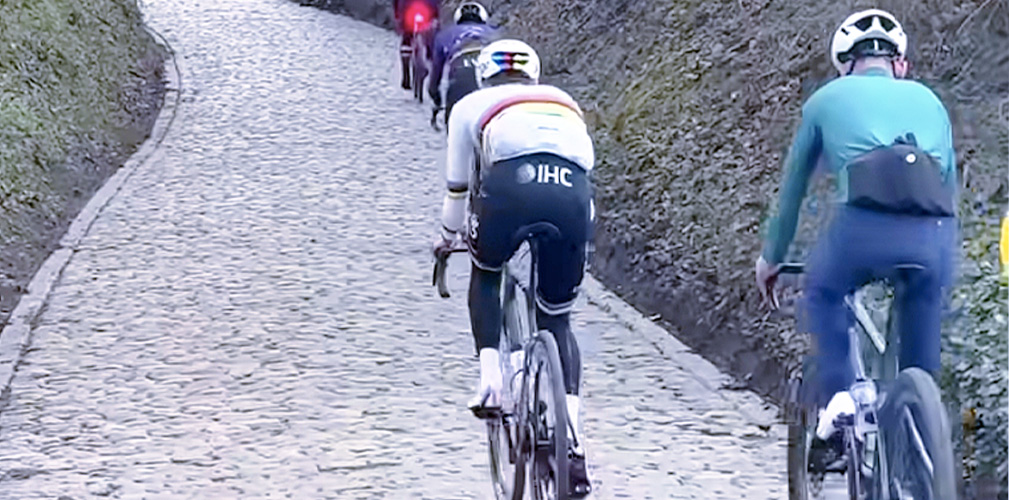 Pogacar pizzicato sul Koppenberg. Lo sloveno lo ha aggredito dribblando i cicloamatori