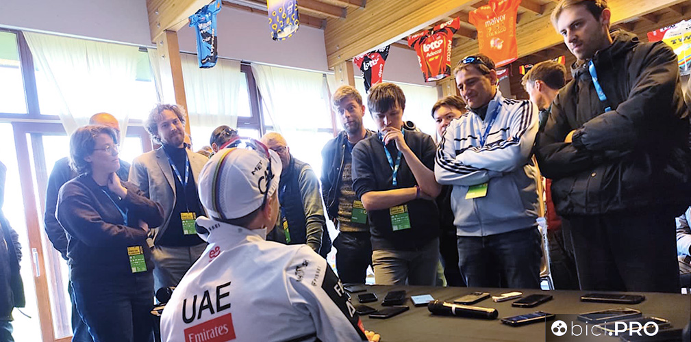 In conferenza stampa non c'è il microfono? E allora tutti attorno a Tadej... parso molto rilassato