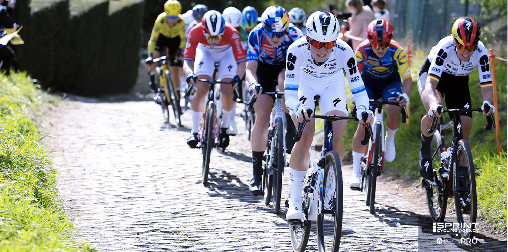 La potenza di Demi Vollering, a nostro avvisa tornata più muscolosa come un tempo