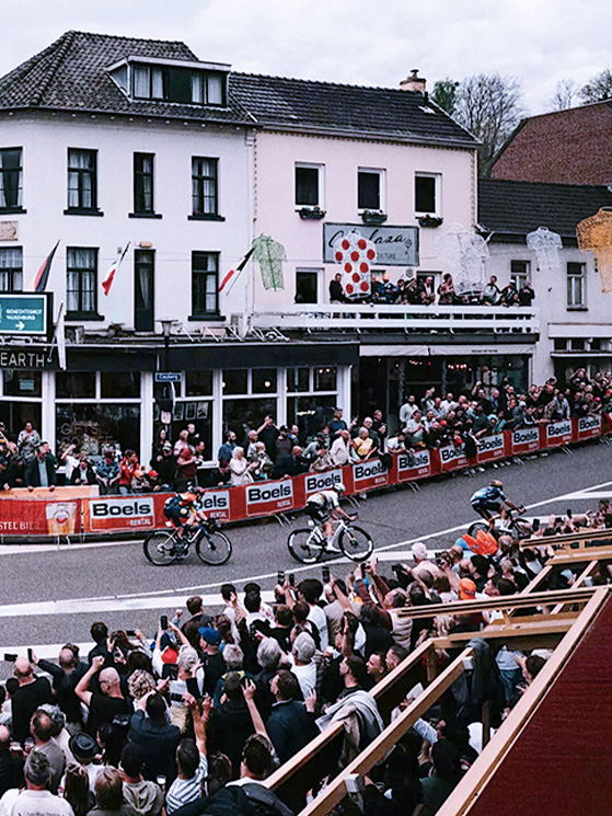 La curva che introduce sul Cauberg. Qui nei pub la gente si raduna sin dall'alba. E' un piccolo stadio del ciclismo. Anche Ulissi aveva i brividi