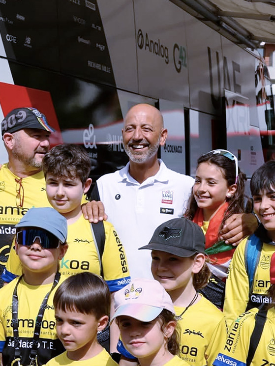 Joxean Fernandez Matxin (classe 1970) è origianrio dei Paesi Baschi. Qui alla "sua" corsa con i ragazzi di una squadra locale (foto Instagram)