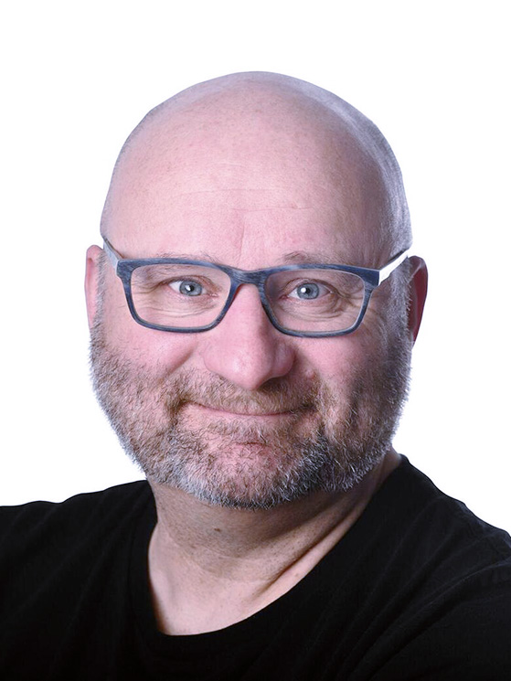 Guy Van Den Langenbergh (classe nel 1968) è un giornalista sportivo specializzato in ciclismo e ciclocross. Scrive per Het Nieuwsblad dal 2004 ed è ospite anche di diversi talk