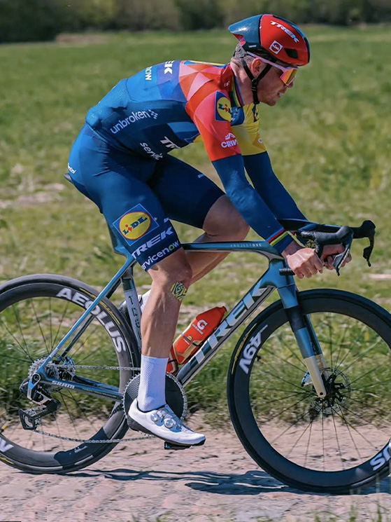 Il danese in ricognizione sulle pietre della Roubaix... senza guantini (foto @maltialessandro)