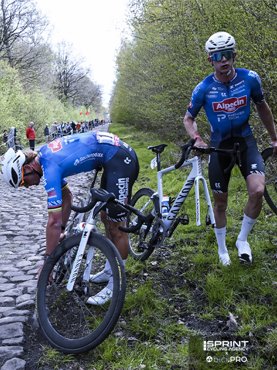 Il primo inconveniente tecnico di Van der Poel ad Arenberg. Momento che inciso sull'economia della corsa