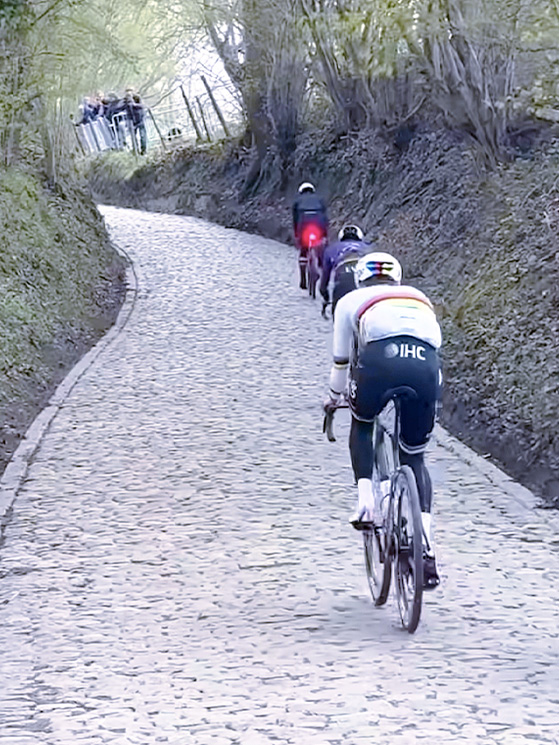 Pogacar pizzicato sul Koppenberg. Lo sloveno lo ha aggredito dribblando i cicloamatori