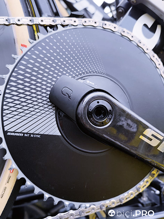 Van Aert ha rischiato: ha corso con una monocorona da 54 denti. Tra i super big è stato l'unico ad adottare questa soluzione. Tutti gli altri avevano la classica doppia