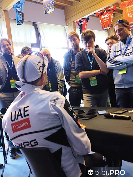 In conferenza stampa non c'è il microfono? E allora tutti attorno a Tadej... parso molto rilassato