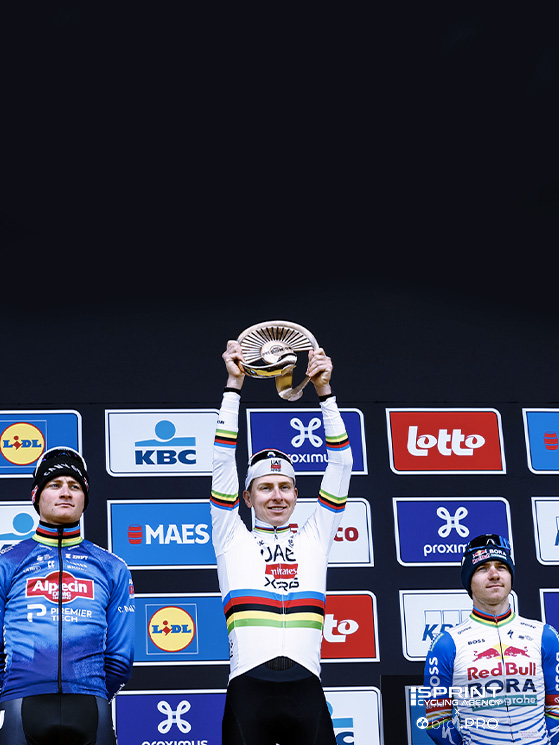 Il podio finale del Fiandre 2026: 1° Tadej Pogacar, 2° Mathieu Van der Poel a 34", 3° Remco Evenepoel a 1'11"