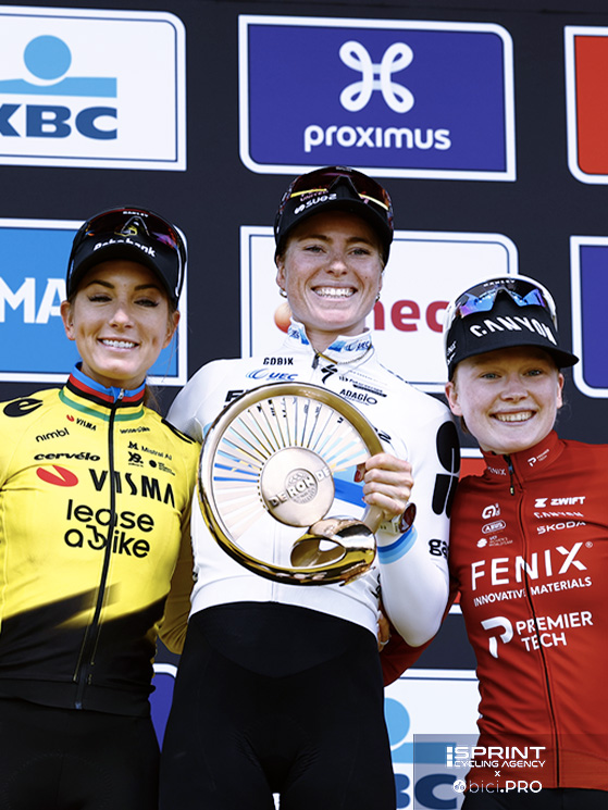 Il podio finale del Fiandre Women 2026: 1ª Demi Vollering, 2ª Pauline Ferrand-Prevot a 42", 3ª Puck Pieterse s.t.