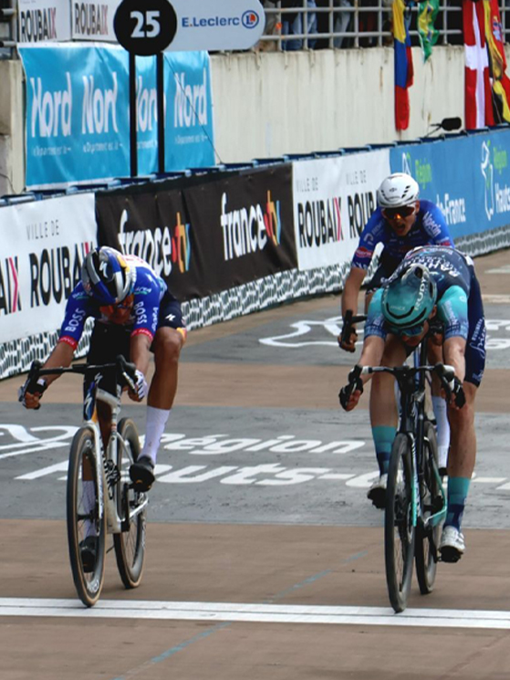 Paris-Roubaix Espoirs 2026, Davide Donati, Seth Donwoody (foto Etienne Rycek/DirectvVelo)