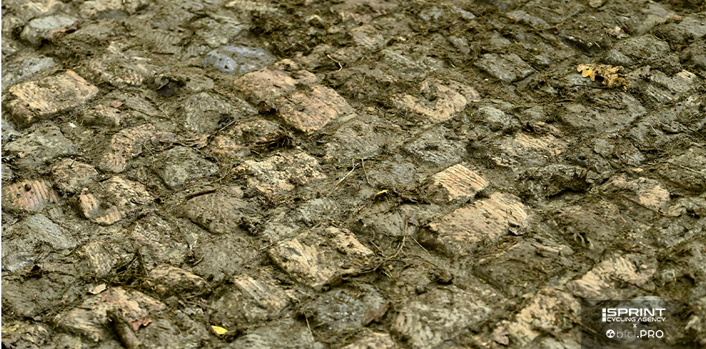 Una stradina di campagna. Il pavé del Koppenberg diventa scivoloso quando piove, per la terra che scende dalle scarpate ai lati