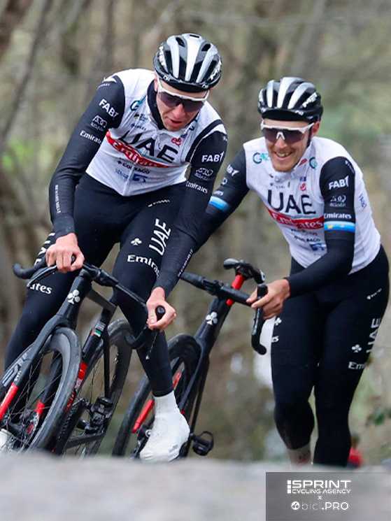 Sopralluogo di percorso prima del Fiandre del 2023. Sul Koppenberg anche POgacar mette piede a terra, poi però vincerà