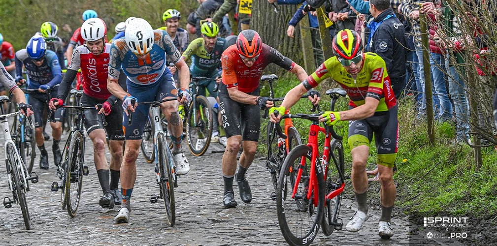 Ancora il Koppenberg del 2024: dietro Van der Poel e Jorgenson che sono passati, il gruppo si ritrova a piedi