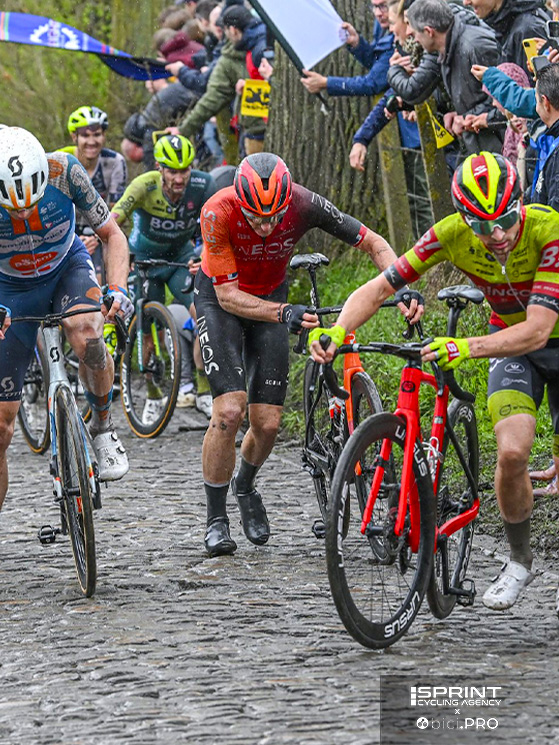 Ancora il Koppenberg del 2024: dietro Van der Poel e Jorgenson che sono passati, il gruppo si ritrova a piedi