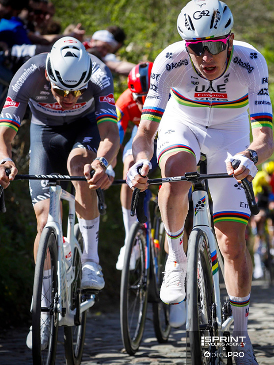 Lo scorso anno in maglia iridata, Pogacar fa il forcing sul Koppenderg: in condizioni di asciutto è terreno a lui favorevole