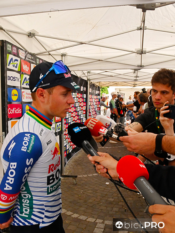 Evenepoel recita da terzo incomodo, come pure al Fiandre. La differenza è che lui ha vinto due Liegi