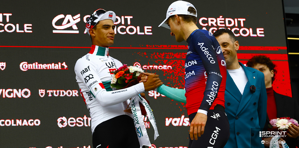 Secondo alla Strade Bianche, Seixas si complimenta con Del Toro, giunto terzo. Fra i due si prospettano duelli memorabili