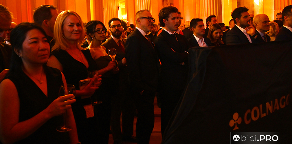 Il pubblico ha assistito all'esibizione, rapito dalla potenza vocale e dalla precisione