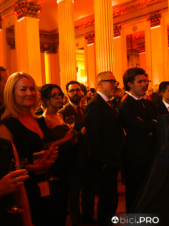 Il pubblico ha assistito all'esibizione, rapito dalla potenza vocale e dalla precisione