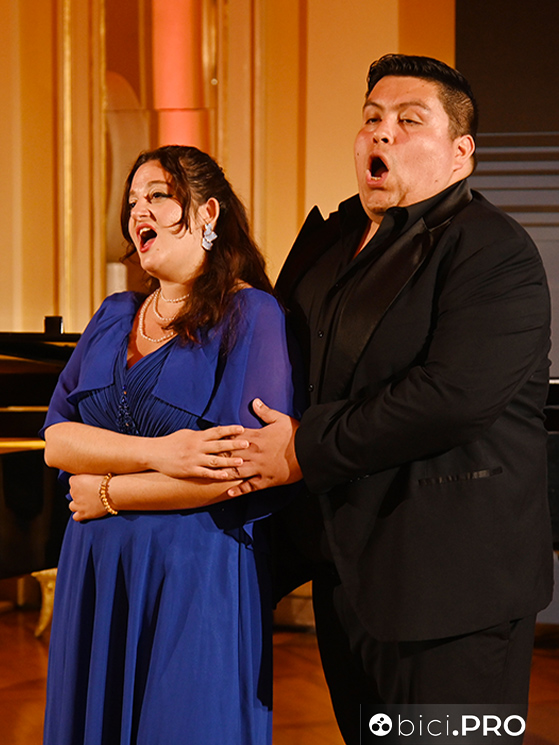 Cristobal Campos Marin, cileno, è uno dei tenori più in vista del momento. Con lui la soprano abruzzese Mariapaola Di Carlo