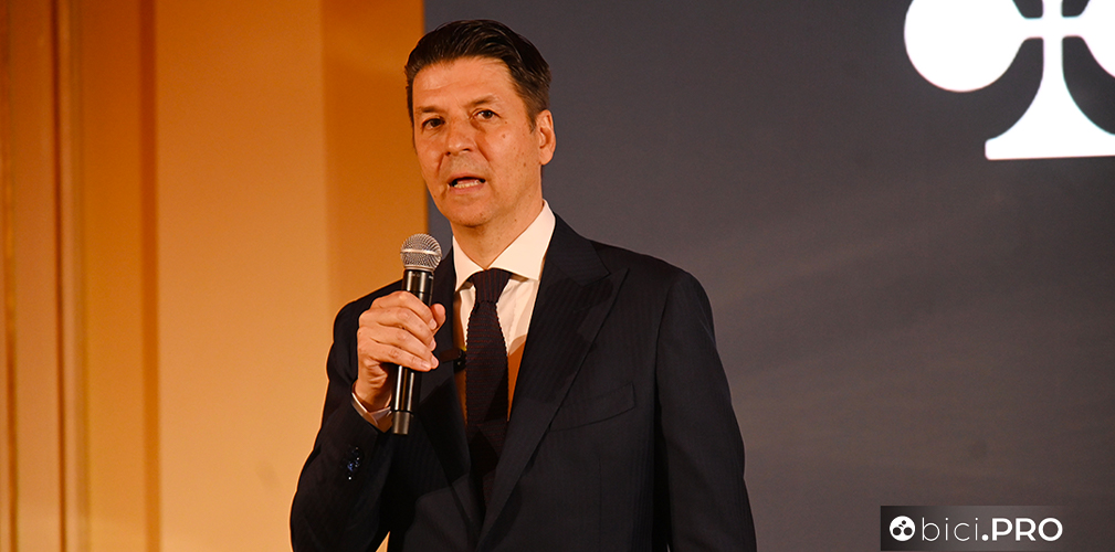 Nicola Rosim, CEO di Colnago, ha introdotto la serata, spiegando i momenti salienti