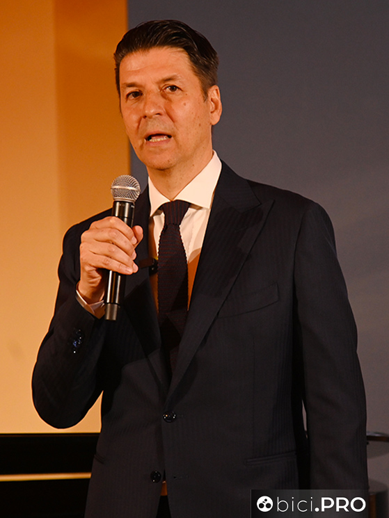 Nicola Rosin, CEO di Colnago, ha introdotto la serata, spiegando i momenti salienti