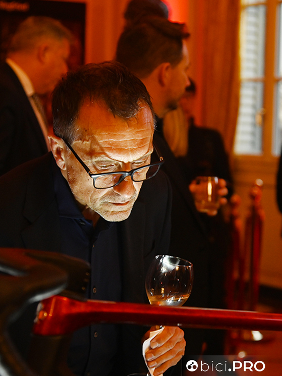 Un calice di vino e la grande attenzione per i dettagli: comunque un pubblico molto competente