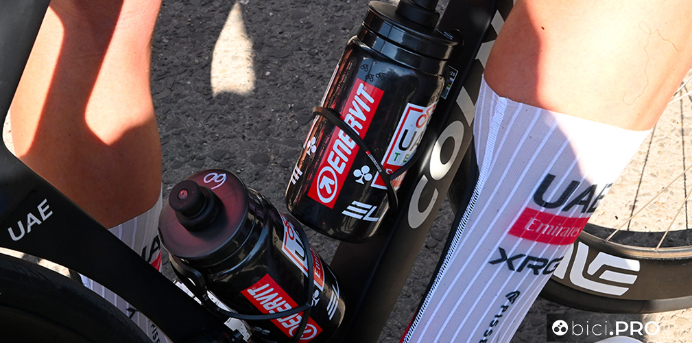 Sulle Colnago del UAE Team Emirates (questa la bici di Sivakov) sono fisse le due borracce