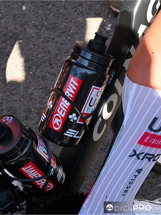 Sulle Colnago del UAE Team Emirates (questa la bici di Sivakov) sono fisse le due borracce