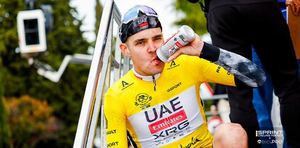 Lo scorso anno Sivakov ha vinto la Vuelta Andalucia: eccolo in maglia gialla mentre beve per reintegrare le energie perdute