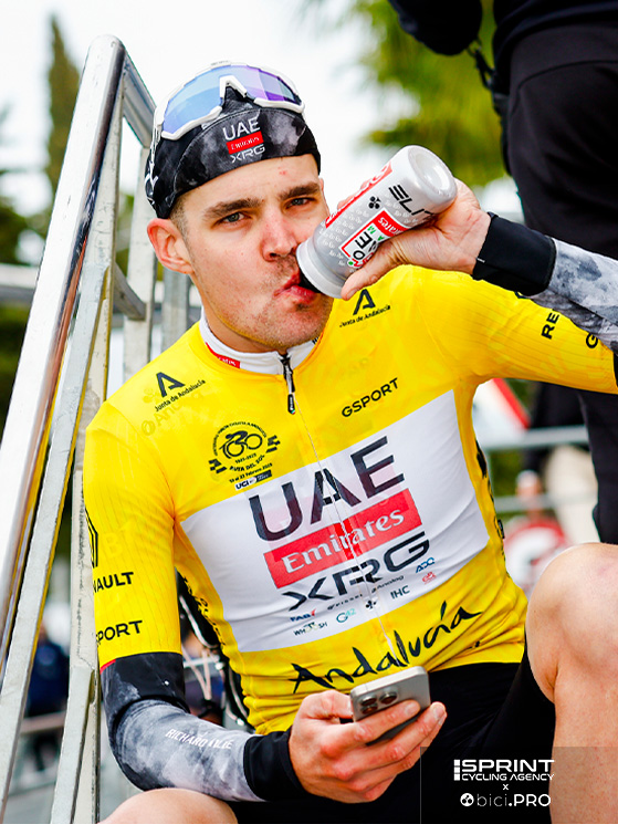 Lo scorso anno Sivakov ha vinto la Vuelta Andalucia: eccolo in maglia gialla mentre beve per reintegrare le energie perdute