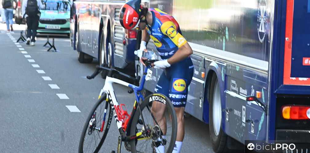 Poco dopo l'arrivo, Ciccone, chiuso in colata contro le transenne, armeggiava con la bici
