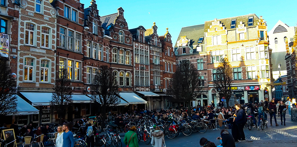 L'attesa del volo di rientro nel centro di Leuven, riordinando idee e appunti (depositphotos.com)