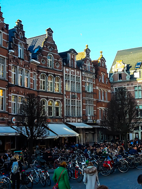 L'attesa del volo di rientro nel centro di Leuven, riordinando idee e appunti (depositphotos.com)
