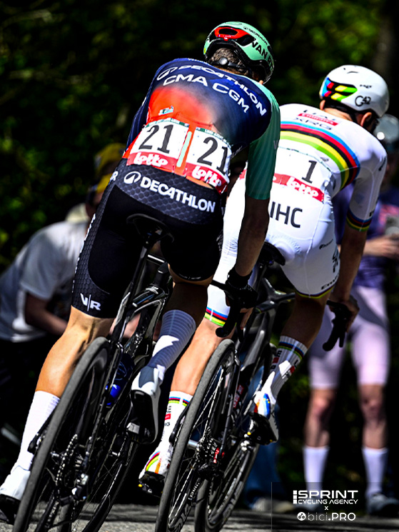 Lo scollinamento sulla Redoute a ruota di Pogacar. Seixas ha ammesso che la velocità di scalata è stata folle