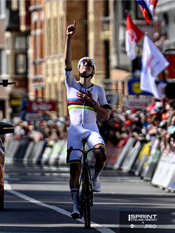 Sul traguardo col dito al cielo, Pogacar ha ricordato l'ex compagno Muñoz scomparso il 24 aprile