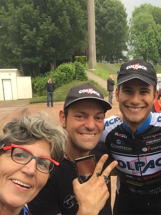 Dopo la vittoria, con il meccanico Stanga e con Rossella Di Leo (foto Team Colpack)