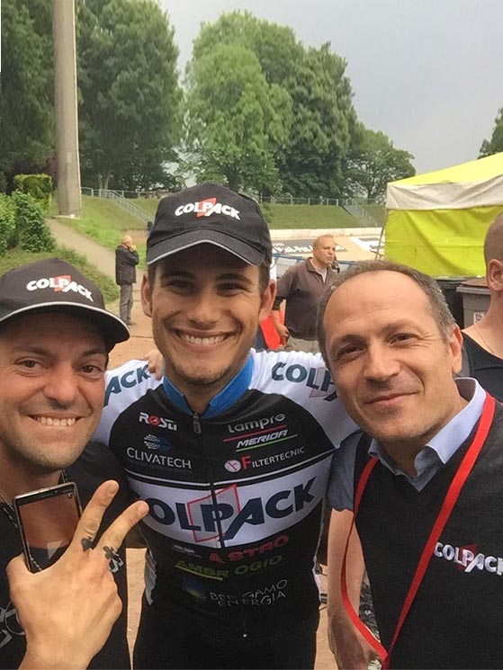 Il direttore sportivo dell'impresa è invece Gianluca Valoti, a destra (foto Team Colpack)