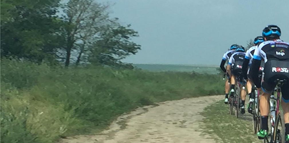 Una prova dei tratti iniziali del percorso e poi subito in corsa (foto Team Colpack)