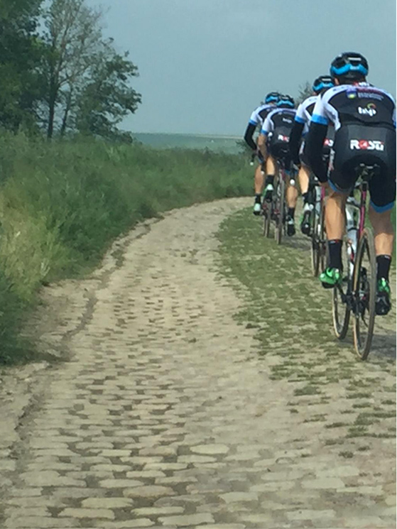 Una prova dei tratti iniziali del percorso e poi subito in corsa (foto Team Colpack)