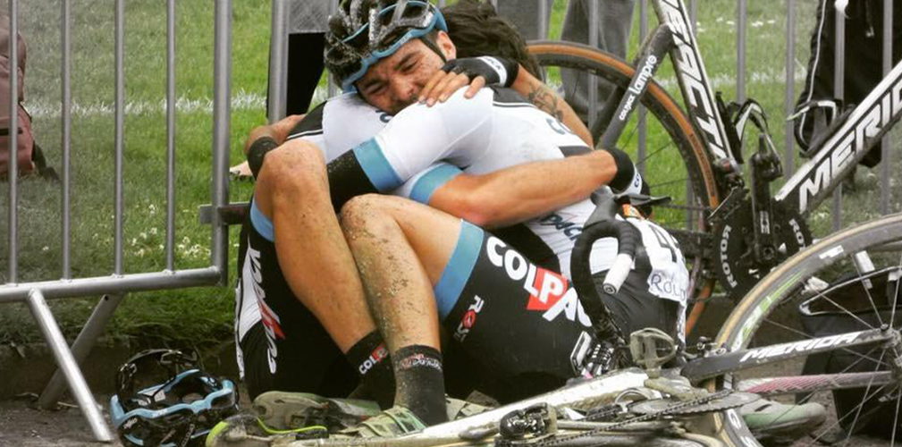 L'abbraccio fra Ganna e Troia dopo la vittoria e la lunga fuga insieme (foto Charlotte Pudepiece)