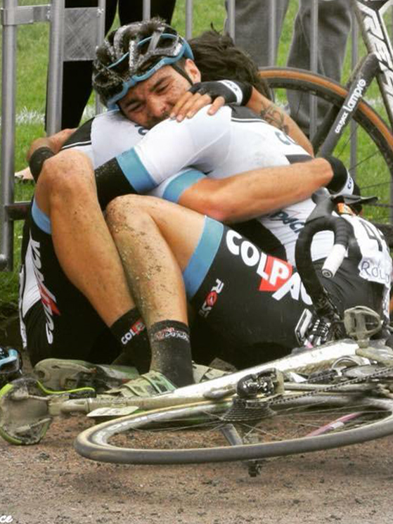 L'abbraccio fra Ganna e Troia dopo la vittoria e la lunga fuga insieme (foto Charlotte Pudepiece)