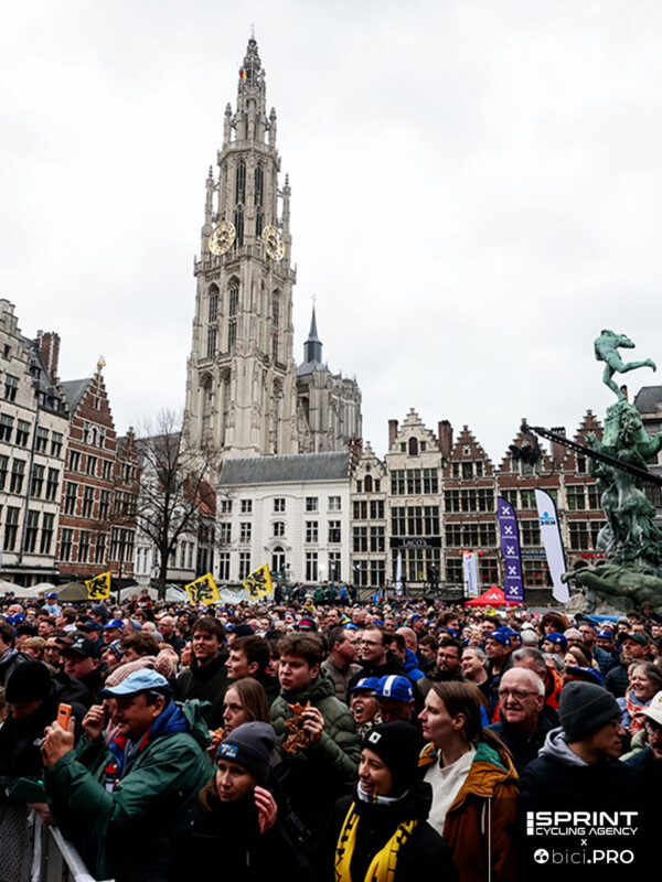 Giro delle Fiandre 2026, Anversa, grote Markt, pubblico, tifosi, colore, foglio firma, partenza