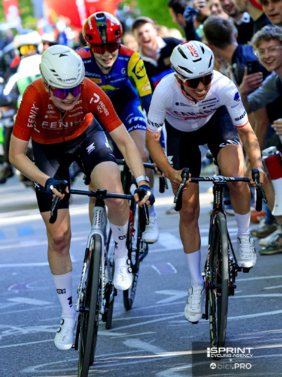 Alle spalle di Vollering, Pieterse e Niewiadoma hanno tentato a lungo l'inseguimento