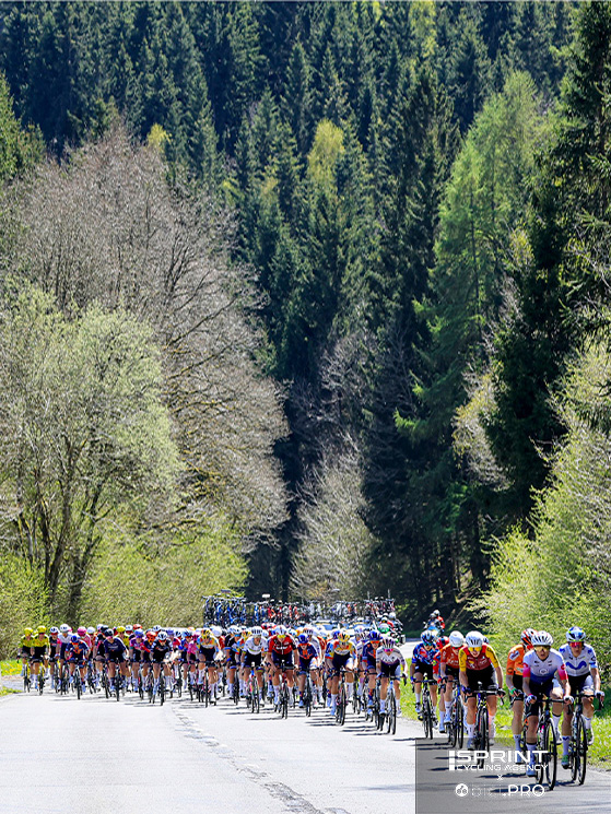 Il gruppo delle donne è partito alle 13,25 da Bastogne: gara di 156 chilometri