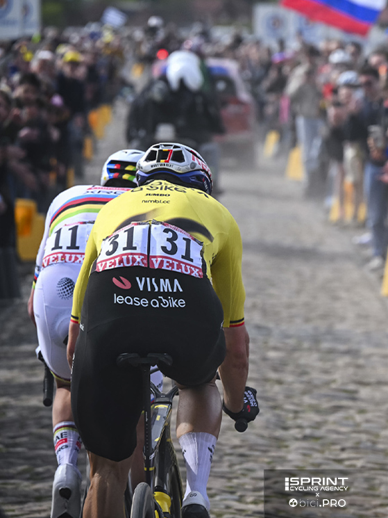 A ruota sul pavé: così Van Aert ha impedito a Pogacar di sorprenderlo con i suoi attacchi