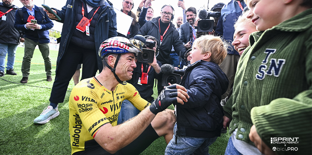 Una foto di famiglia: Van Aert scosso dalle lacrime con il figlio George, la moglie Sara e il piccolo Jerome
