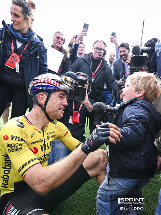 Una foto di famiglia: Van Aert scosso dalle lacrime con il figlio George, la moglie Sara e il piccolo Jerome