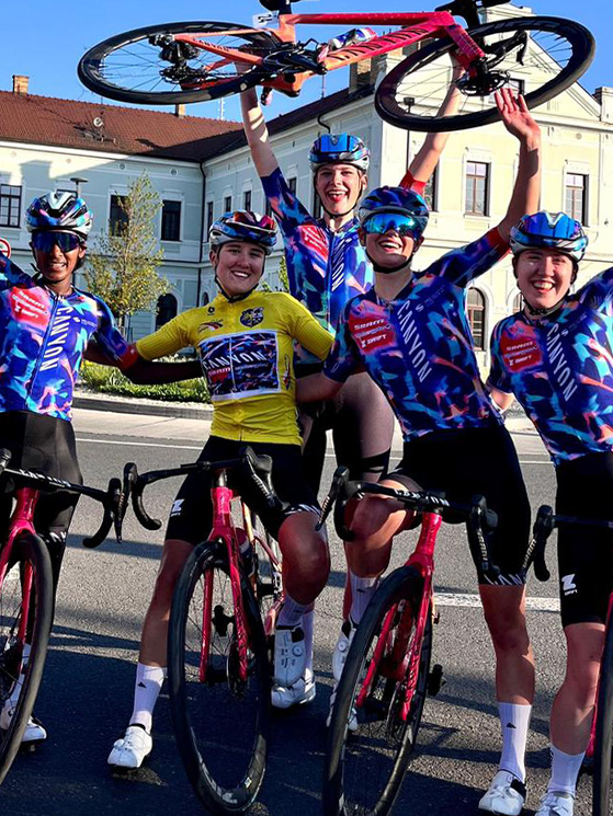 Erja Bianchi con le compagne del team i Cechia, dopo la tappa vinta. In giallo l'australiana Dixon (foto Instagram)